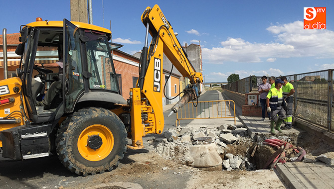 Operarios municipales continuan trabajando en la zona de la grave avería situada junto a las vías del tren