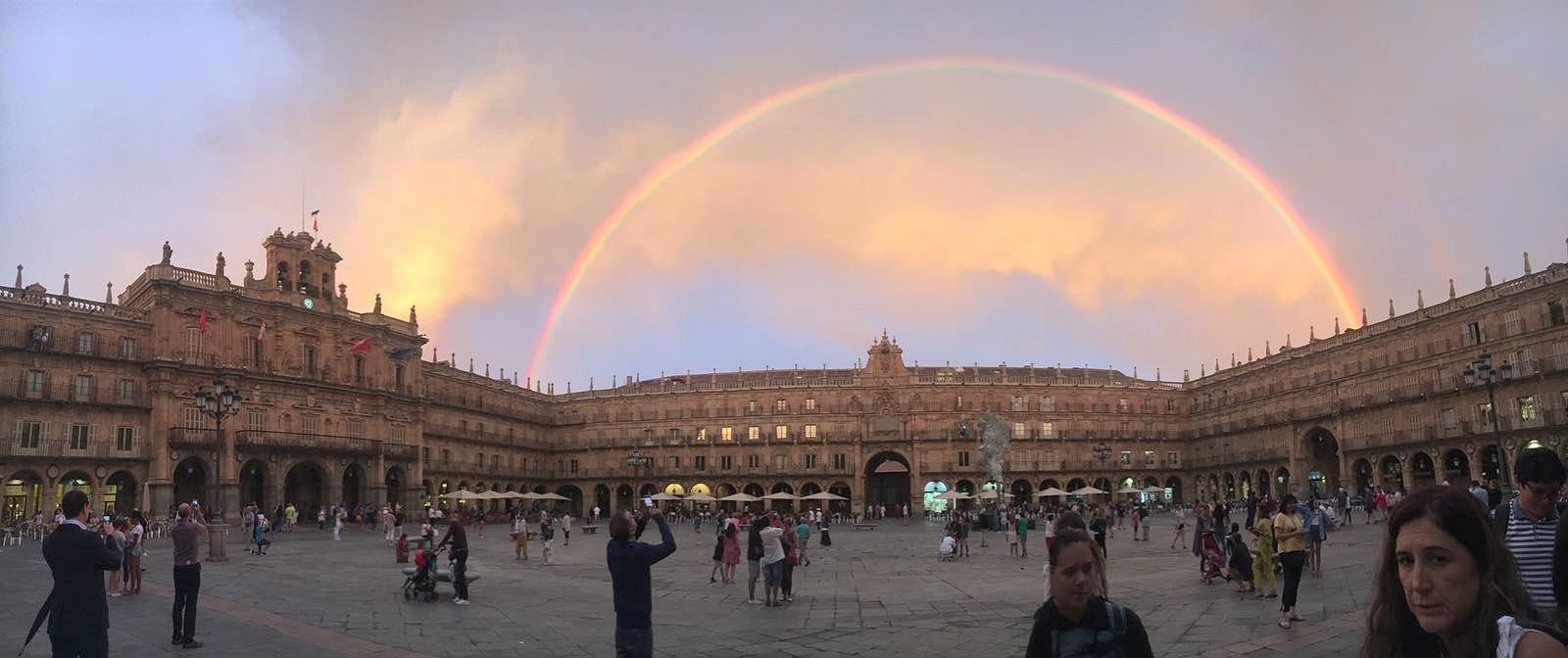 Sobre la piedra, alborada de ángeles