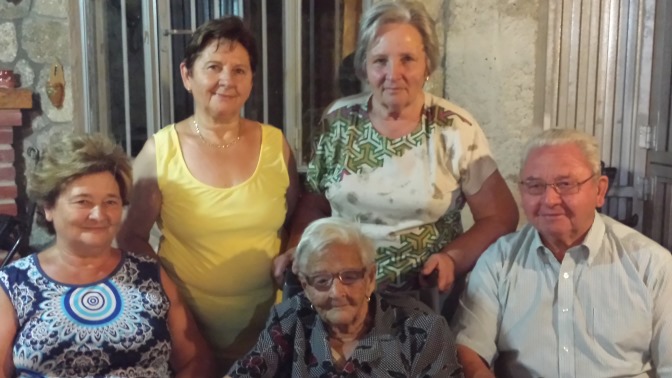 Nieves, junto a sus cuatro hijos