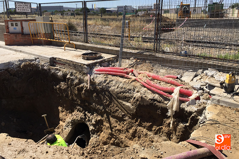 Operarios municipales han conseguido restablecer la canalización dañada junto a las vías del tren