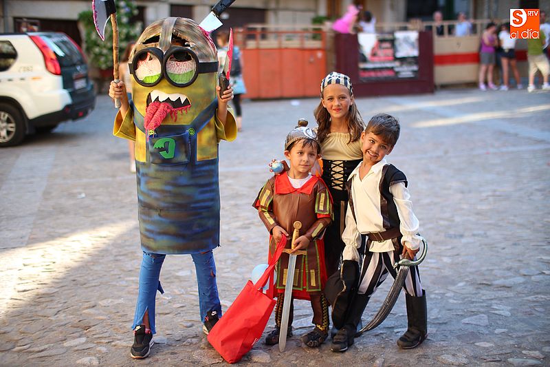 Los ganadores posan con sus divertidos disfraces