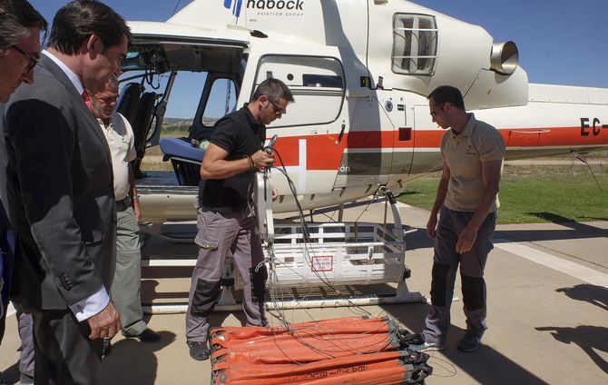 El helicóptero HOTEL coordina los medios aéreos que luchan contra los incendios forestales  