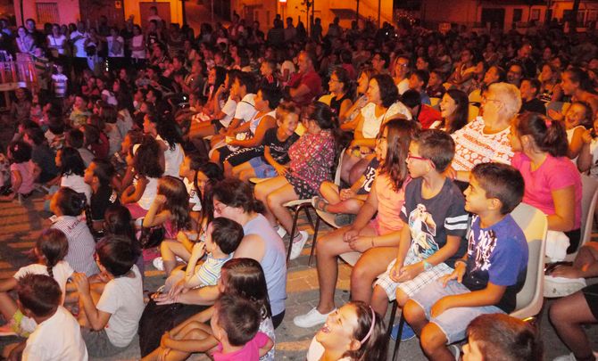 Los más pequeños disfrutan con la obra teatral ‘Recetas Mágicas’  