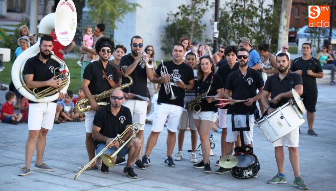 Charanga La Clave anima la sesión vespertina en el Parque de Garrido  