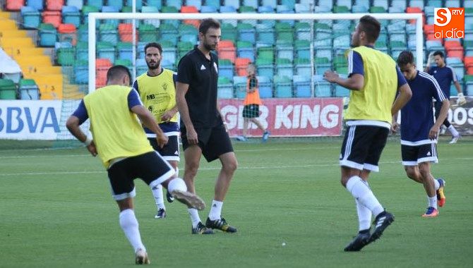 Varios jugadores del Salmantino calientan en el previo del amistoso ante el Guijuelo