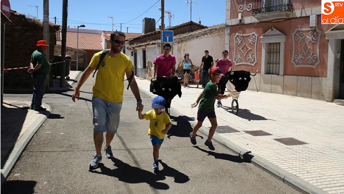 Divertido Peque Encierro por las calles de la localidad. Foto: Alberto Martín