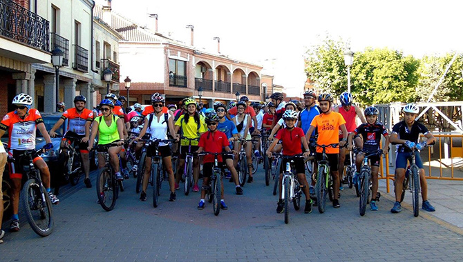 Decenas de personas tomaban la salida este sábado en la recuperada vuelta ciclista macoterana. Fotos: José Guerras