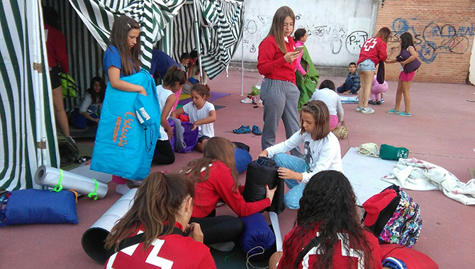Cruz Roja Juventud organizaba este viernes una original acampada nocturna en el parque La Huerta