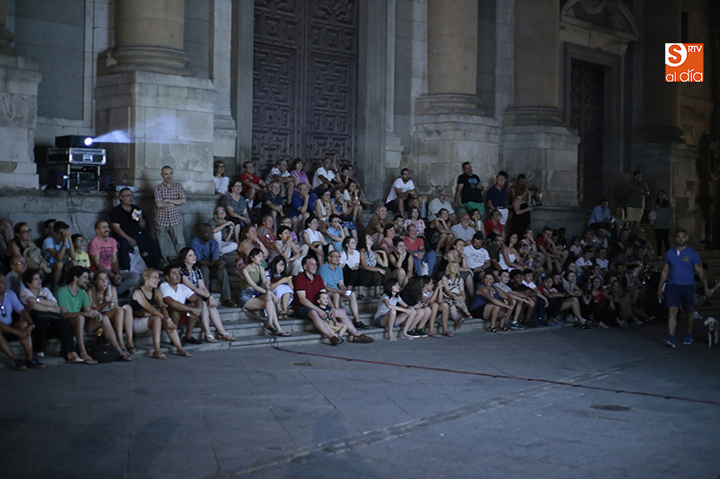 El público ha disfrutado de la velada de cine junto a la Clerecía. Foto: Alejandro López