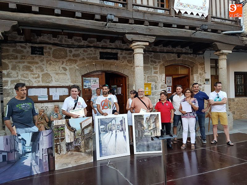 Los ganadores posan con las obras premiadas