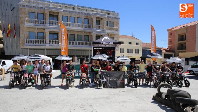 La villa disfruta de la emoción de la II Exhibición Pit Motard