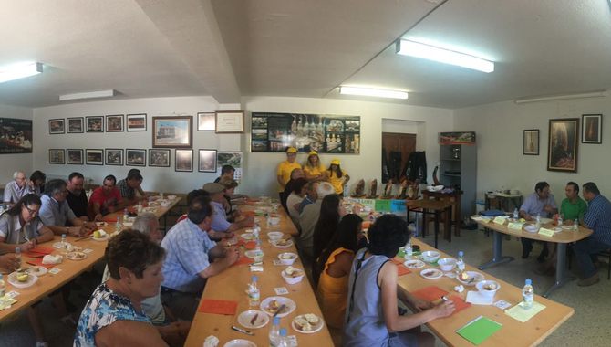 En la cata de jamón participaron unas 50 personas divididas en dos turnos