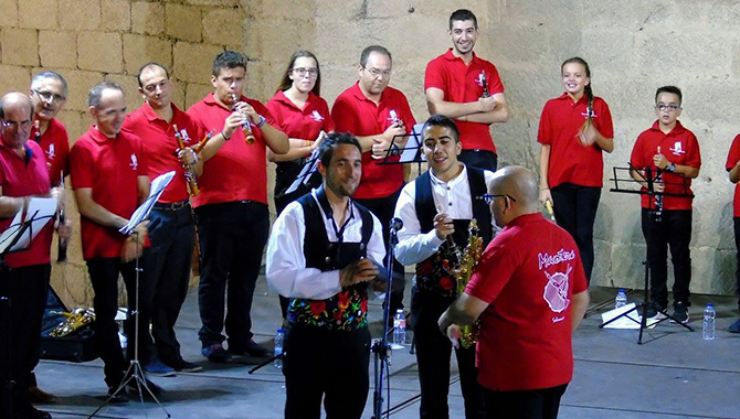La Plaza Mayor de Macotera acogía en la noche del sábado el II Certamen Nacional de Dulzaina de la localidad. Fotos: José Guerras