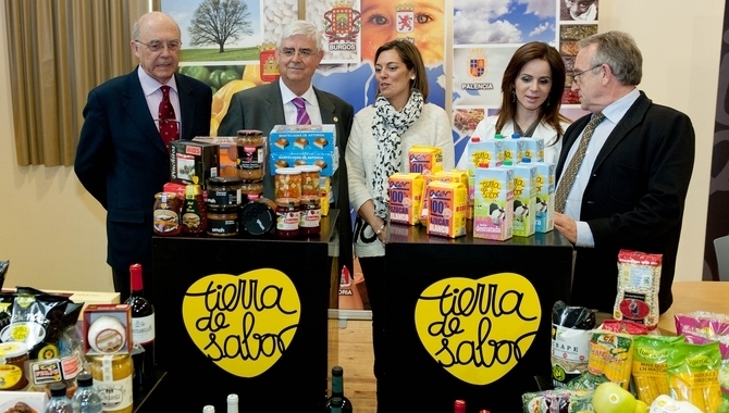 Expositor institucional de Tierra de Sabor, en una promoción anterior de esta marca