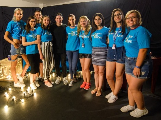 Grupo de 10 supervivientes de cáncer del continente, entre los que se incluía Andrea, primera por la izquierda