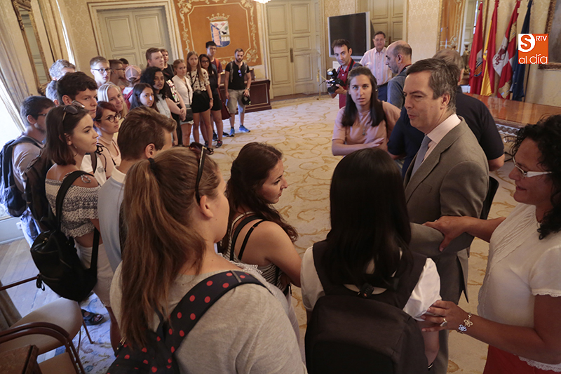 Jóvenes del Rotary Club en el Ayuntamiento de Salamanca / Foto de Alejandro López