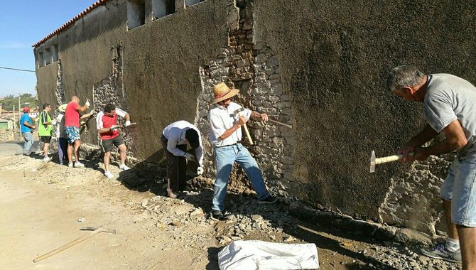 Más de una veintena de vecinos picaban este lunes las paredes del silo / REP. GRÁFICO: JAIME GRANDES