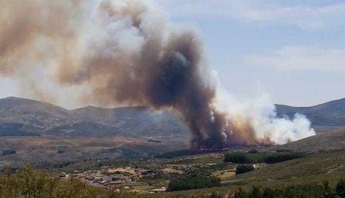 Incendio forestal en Navarredonda. Foto: @BRIF_Iglesuela