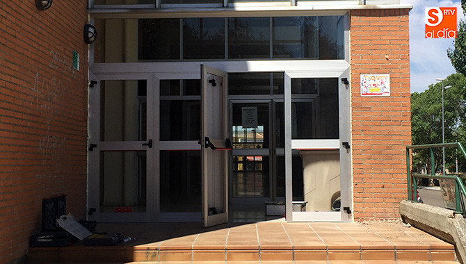 El Ayuntamiento cambiaba este lunes las puertas de acceso al pabellón municipal