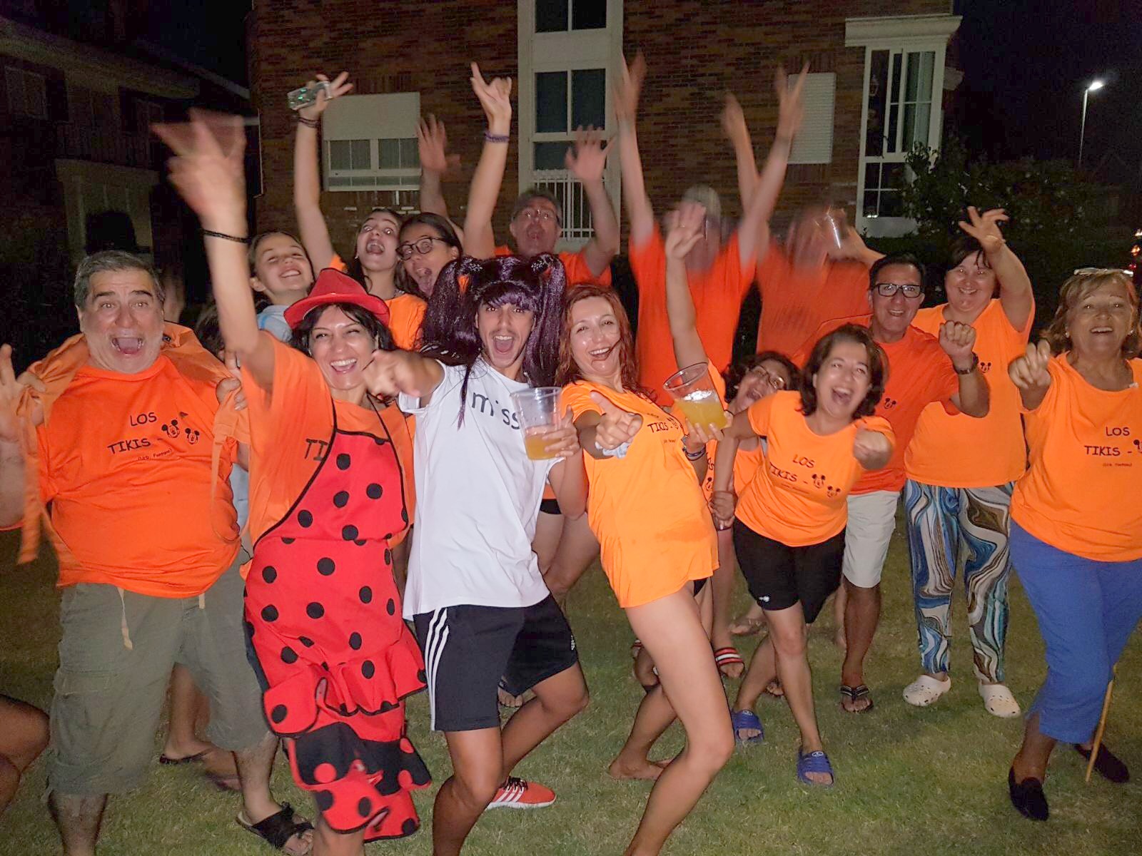 Una representación de los Tikis, felices en su fiesta estival