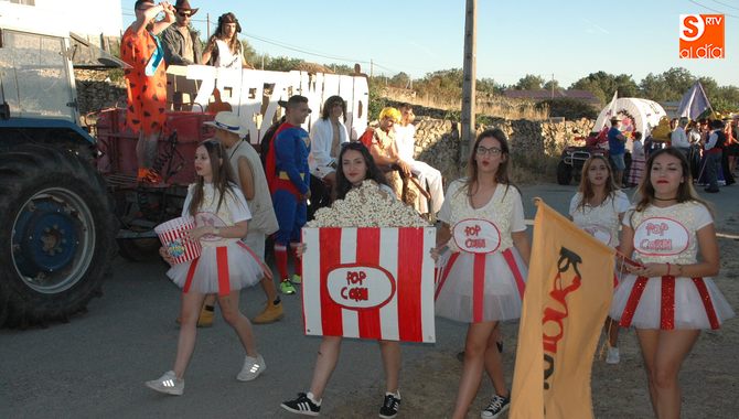 Divertido desfile de peñas por las calles de La Zarza y hasta la llegada al Ayuntamiento