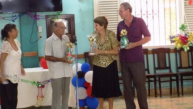 Directivos del Club entregan los premios del concurso humorístico