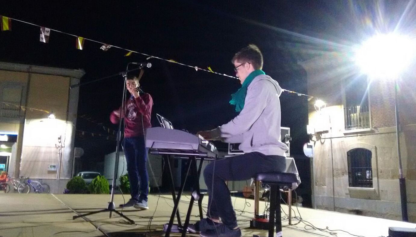 Diego y Miguel en un momento del recital en la Plaza de España | Fotos: Dioni Pérez