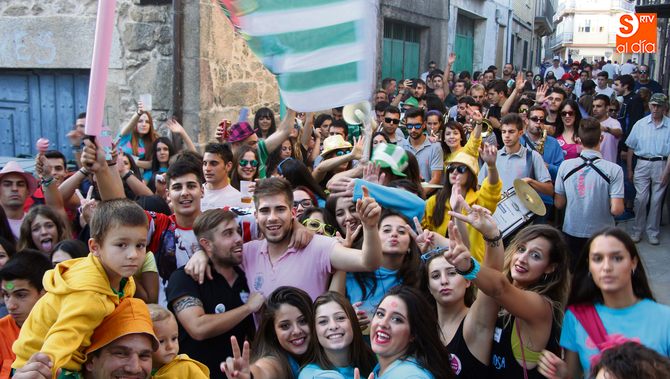 El ambiente de las peñas de Aldeadávila es todo un espectáculo a cualquier hora del día y de la noche / CORRAL