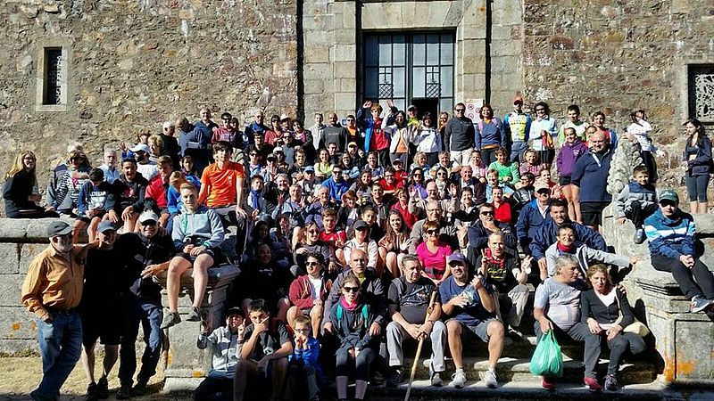 Foto de familia de los participantes en la Peña de Francia. Foto: Cateja Teatro.