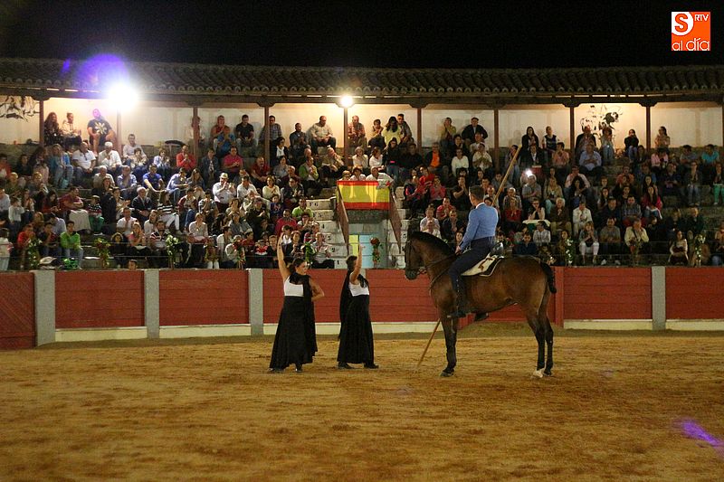 Bailaoras y jinetes compartieron protagonismo en el coso