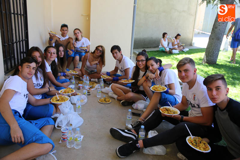El calor ha acompañado a vecinos y visitantes. Fotos: Alberto Martín