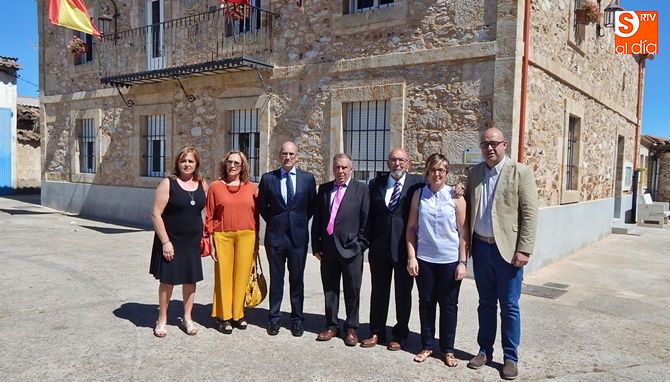 El presidente y vicepresidente de la Diputación, acompañados de la Corporación Municipal, en Golpejas