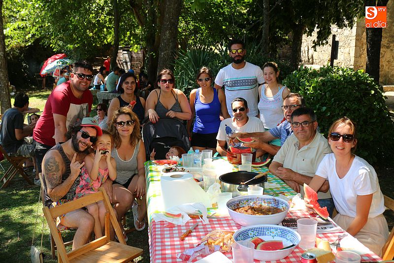 Decenas de familias al completo acudieron a la comida popular
