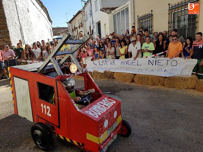 Uno de los ingenios con ruedas en la curva Ángel Nieto