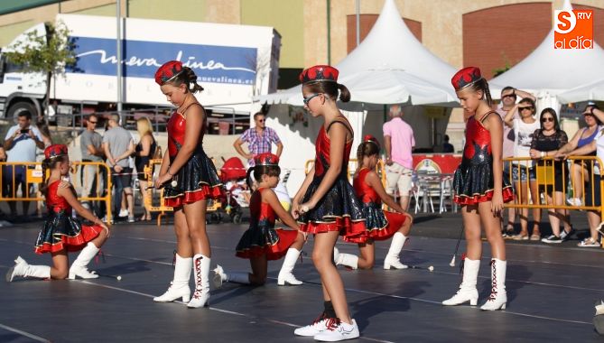 Exhibición de majorettes en Carbajosa. Fotos: Alberto Martín