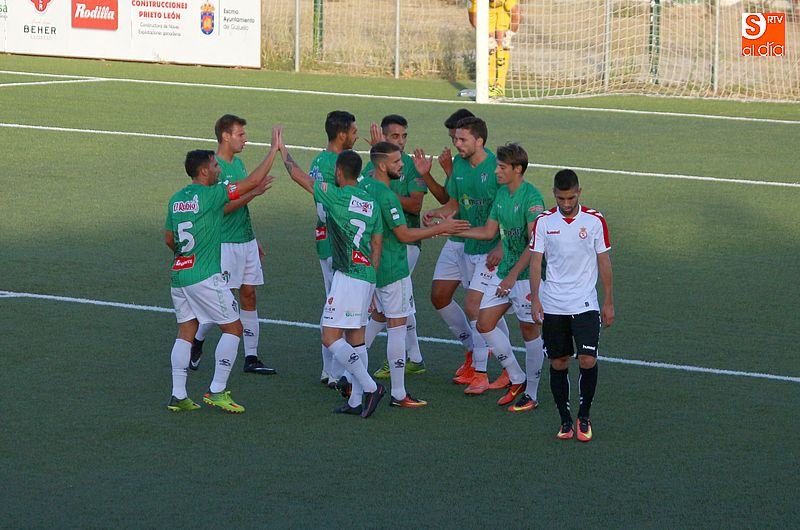Los jugadores del Guijuelo celebran el tanto del empate