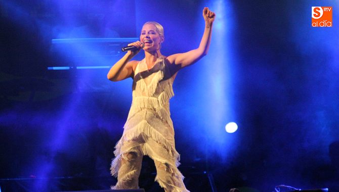 Soraya cautivó a varios miles de personas durante dos horas de actuación en Vitigudino  / CORRAL