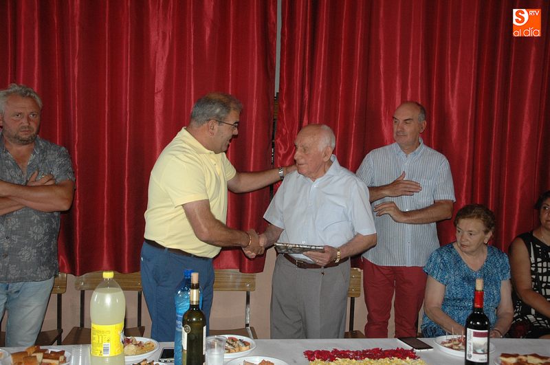 Foto 2 - Alipio Holgado recibe una placa del Ayuntamiento en el Día de los Mayores  