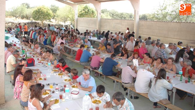 Cerca de 250 personas asistieron a la gran paellada de fiestas