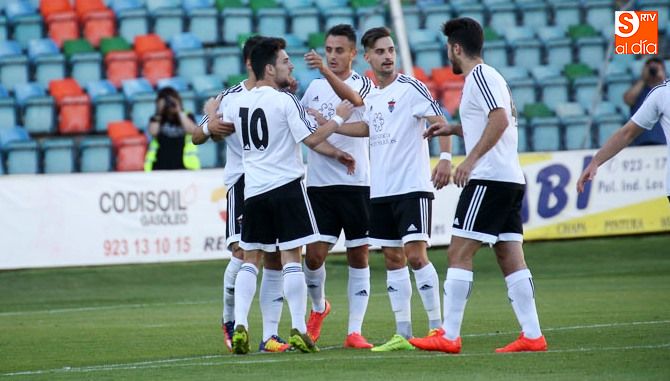 Jugadores del CF Salmantino UDS celebrando su último gol de pretemporada