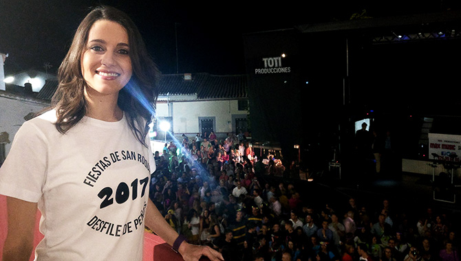 Inés Arrimadas recibía el cariño de los vecinos de Salmoral durante el pronunciamiento de su pregón