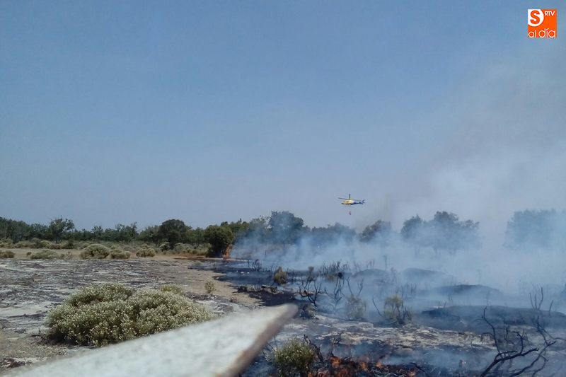 Medios aéreos y terrestres participan en las labores de extinción /  C. P.