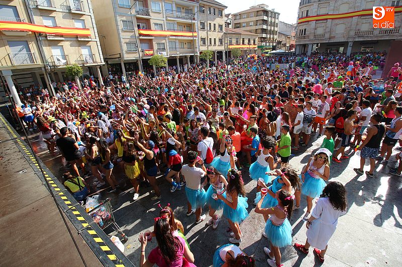 Las peñas se adueñaron de la plaza Mayor para comenzar los festejos con fuerza
