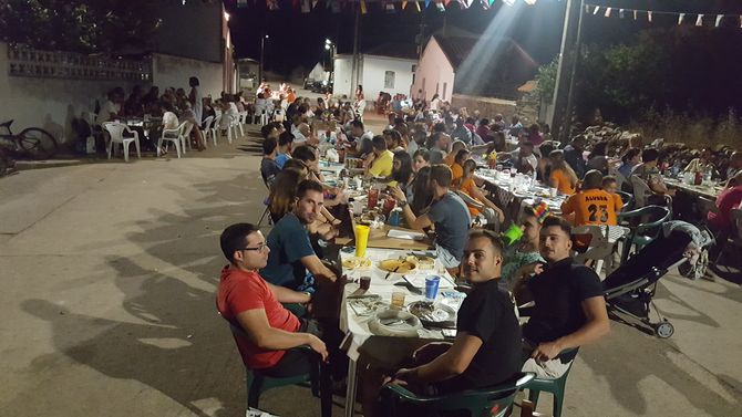 Los vecinos comparten una merienda campera  