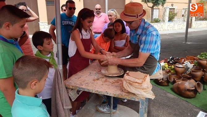 Demostración de cómo se trabaja el barro con el torno en el mercado de Valdelosa