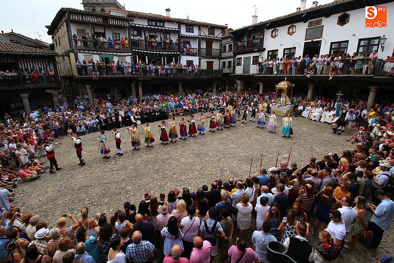 Cientos de personas se agolparon en la plaza para presenciar el vistoso Ofertorio