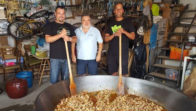Cocineros de la paella popular de Monterrubio de la Sierra
