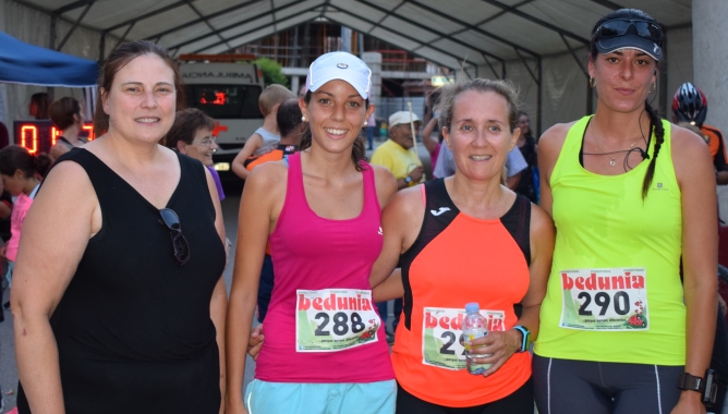 Juana Mulas, alcaldesa de Cantalapiedra, junto a las atletas Almudena García, Cristina Cebollero y Sara Galán