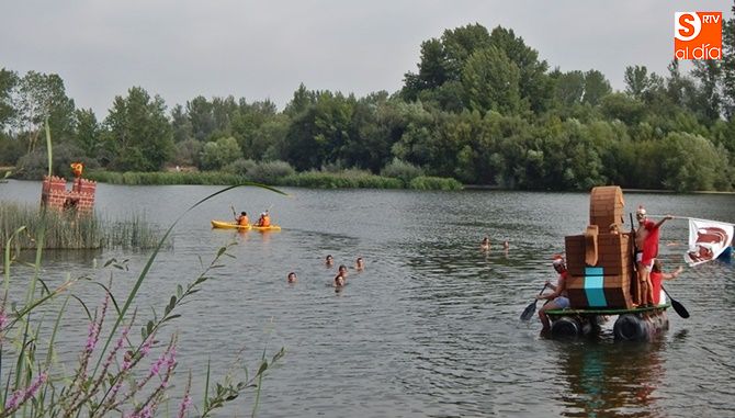 Las originales embarcaciones, por el río Tormes a su paso por Almenara