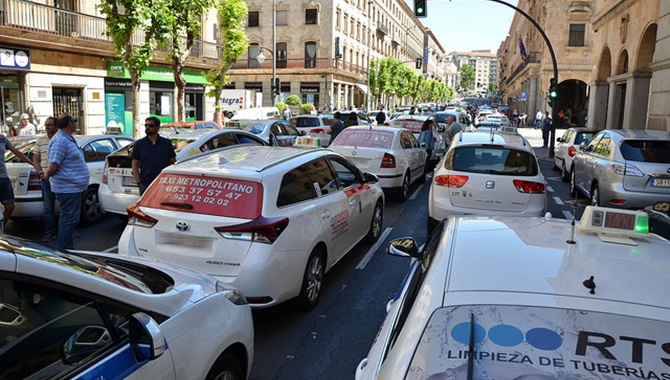 El sector del taxi protestará por el avance de las licencias vehículos de alquiler con conductor